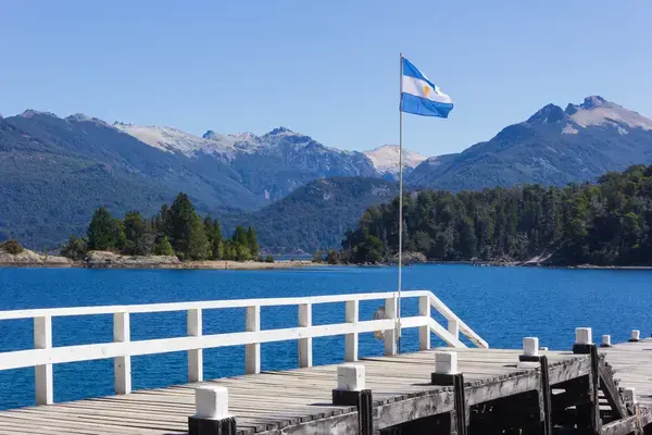 Bandeira da Argentina em píer de lago em Bariloche