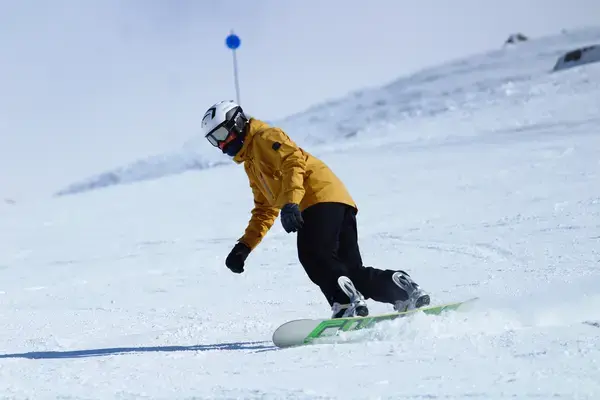 Pessoa praticando snowboard em Bariloche, Argentina
