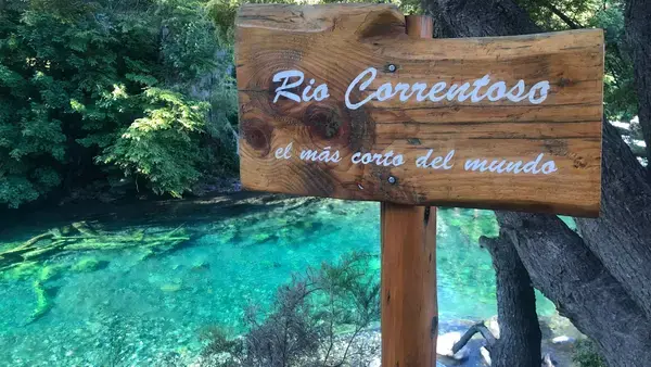 Placa de madeira no Rio Correntoso em Villa La Angostura, Argentina