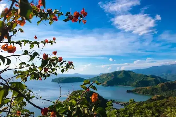 Vista da Sleeping Dinosaur Island, Mati, na cidade de Davao, nas Filipinas