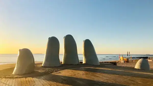 Escultura de mão em praia de Punta del Este, Uruguai