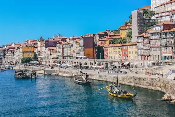 Casas e rio da cidade do Porto, em Portugal