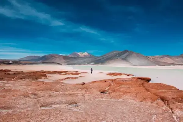 Viajante visitando o deserto do Atacama, no Chile