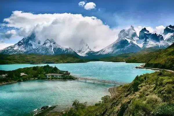 Paisagem de morro e rio do parque nacional Torres del Paine, no Chile