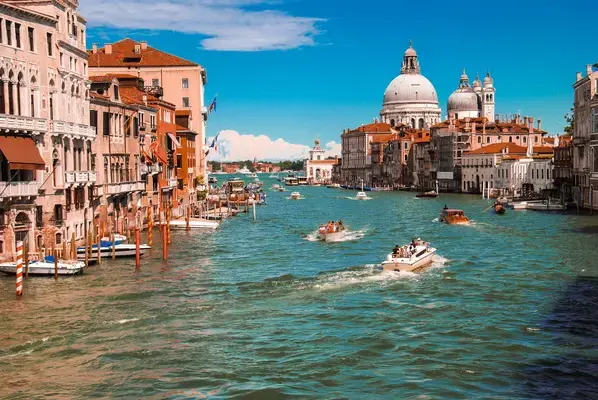 Barcos em canal em Veneza, Itália