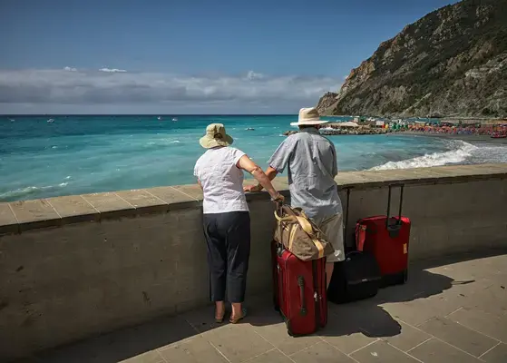 Casal olhando praia na Suíça