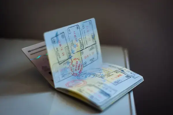 Passaporte aberto mostrando carimbos