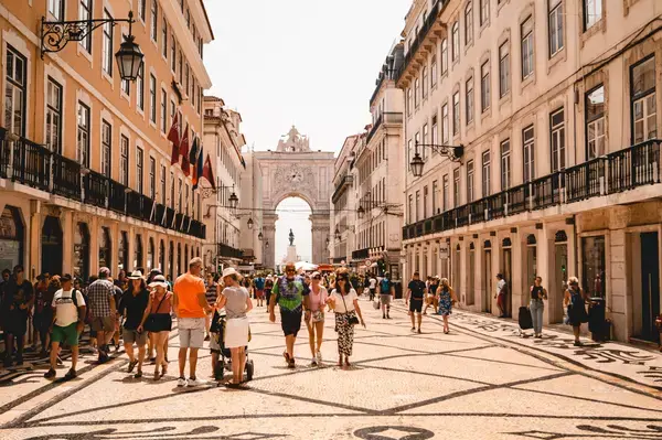 Pessoas caminhando em rua turística em Lisboa, Portugal