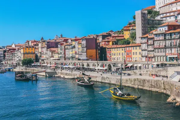 Barcos no rio na cidade de Porto, em Portugal