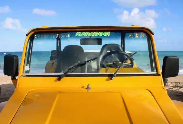 Buggy amarelo em frente a praia em Maragogi, Alagoas