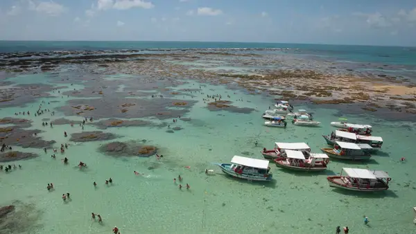 Vista aérea da Galé e embarcações na Praia Maragogi