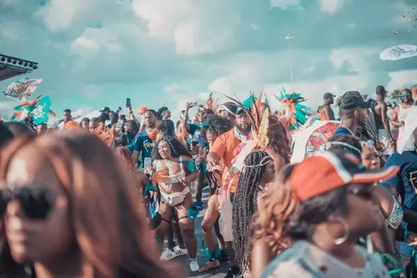 Pessoas celebrando e dançando carnaval