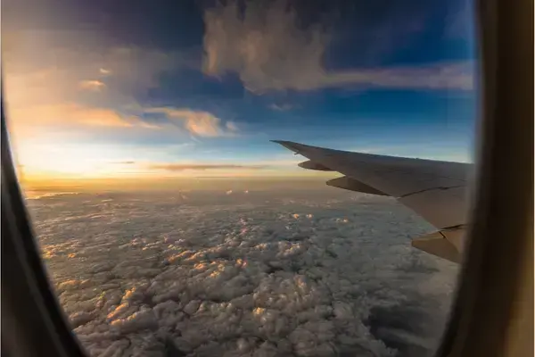 Nuvens do céus vistas de janela de avião