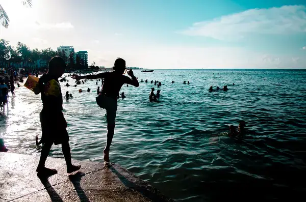 crianças brincando a beira mar em San Andres