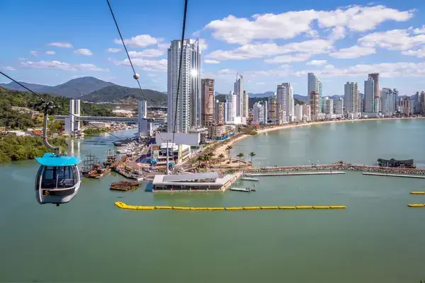 Vista para o mar, prédios e bondinho de Balneário Camboriú