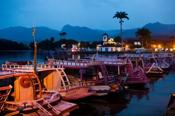 Vista de barcos, mar e arquitetura de Paraty, No RJ