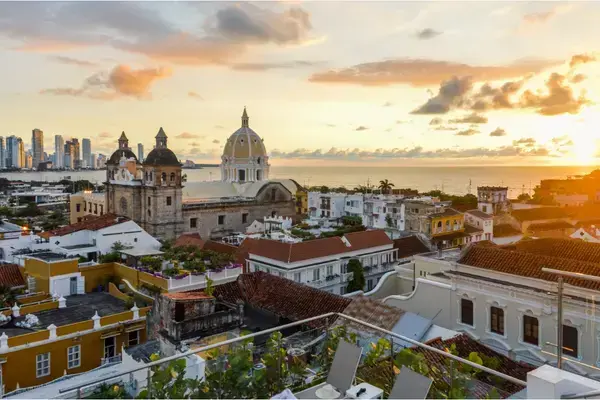 Cidade de Cartagena, na Colômbia, com prédios, casas e mar da cidade