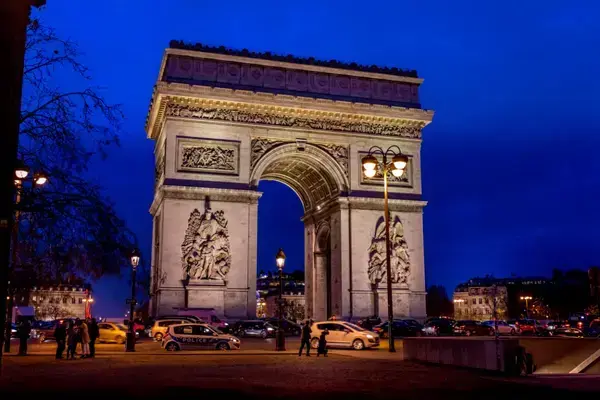 Arco do Triunfo, em Paris, França