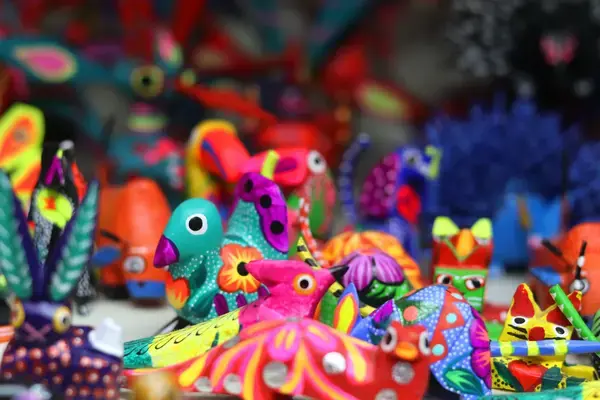 Uma foto em close de objetos coloridos e típico do carnaval no méxico