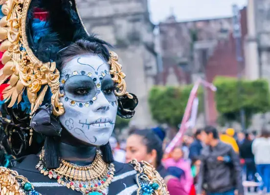 Uma mulher fantasiada de uma tração típica do Carnaval no México
