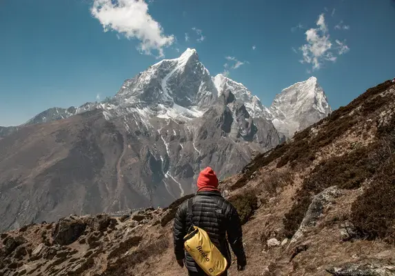 Homem olhando para montanha no Nepal.