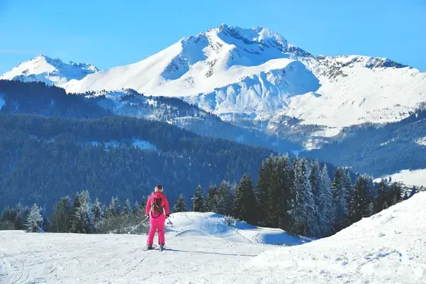 Mulher esquiando nos Alpes Franceses.