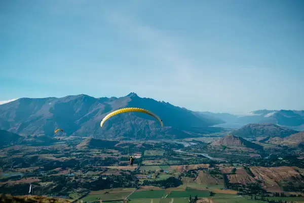 Pessoas saltando de paraquedas em Queenstown, Nova Zelândia