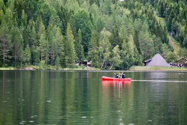 Casal em caiaque em lago em Trones, Noruega