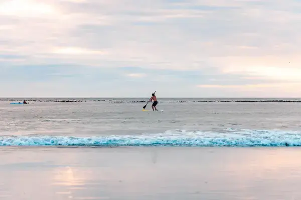 Pessoa em stand up paddle em Cape Town, África do Sul
