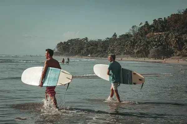 Homens com pranchas de surfe em praia da Costa Rica