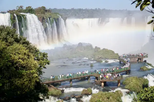 Pessoas em ponte vendo as Cataratas de Foz do Iguaçu no Paraná