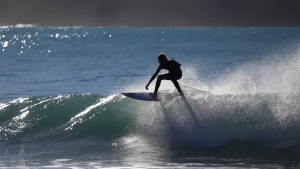 Homem surfando