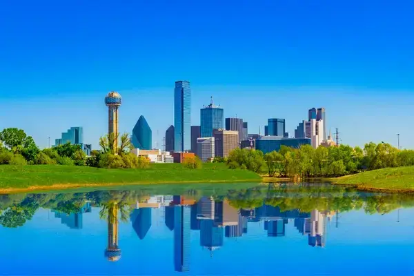 Água espelhada em rio da cidade de Dallas, no Texas