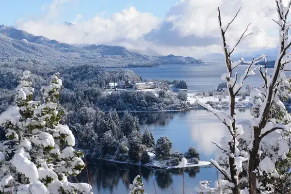 Montanhas e árvores de Bariloche congeladas no inverno