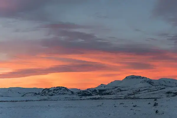 Nascer do sol nas montanhas durante o inverno de Bariloche