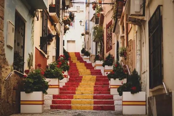 escada de concreto vermelho, amarelo e branco