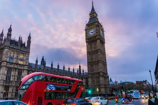 Big Ben em Londres com ônibus vermelho na frente