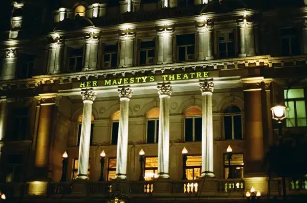 Fachada do Teatro de Sua Majestade em Londres