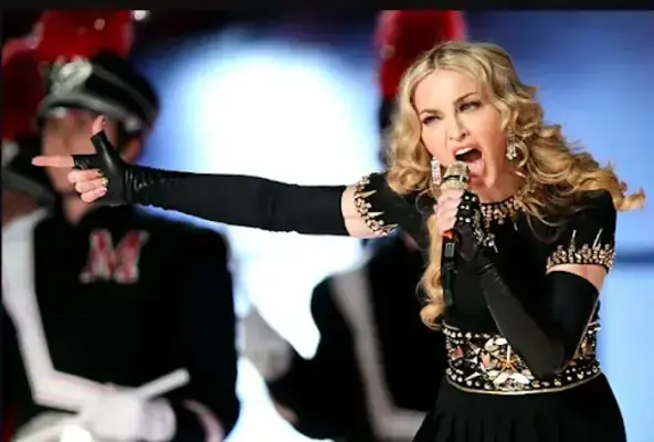 Madonna se apresentando no seu Super Bowl
