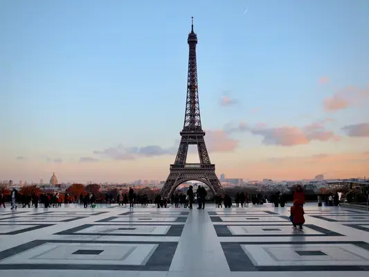 pessoas andando em volta da Torre Eiffel em Paris