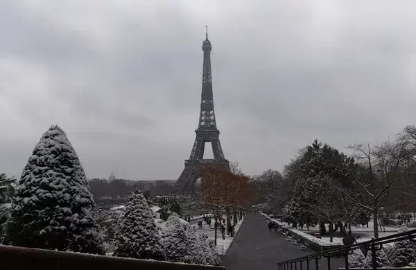 torre eiffel sob a neve