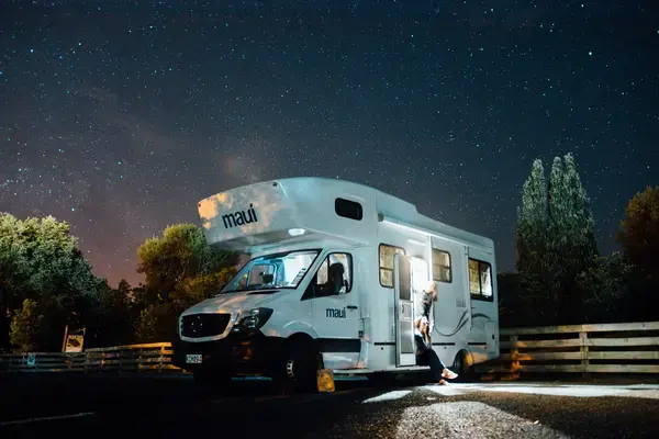 um motorhome sob um céu estrelado