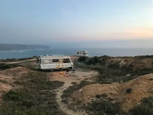 2 motorhomes em frente a praia