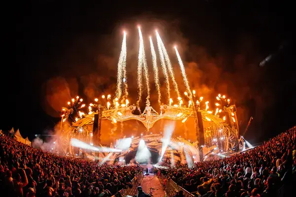 Fogos de artifício em frente a palco no Tomorroland