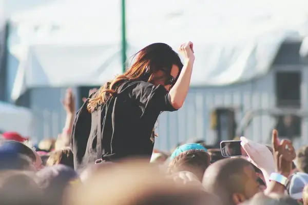Mulher dançando em evento de música eletrônica