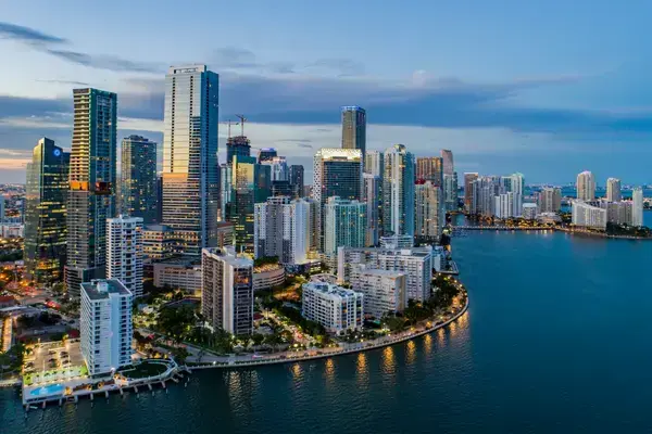 Prédios e mar de Miami no final do dia, ao escurecer