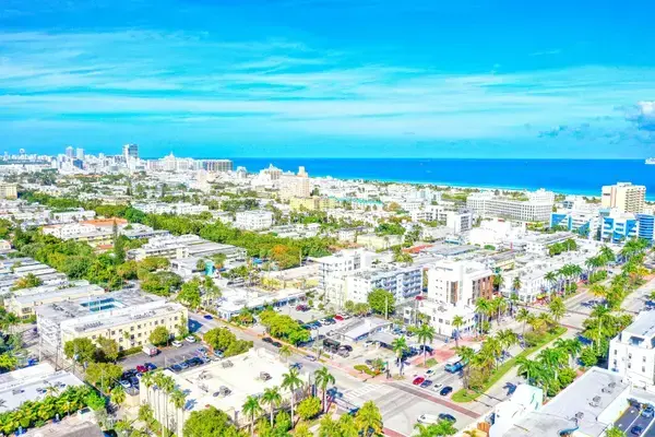 Prédios e mar de Hollywood Beach, em Miami