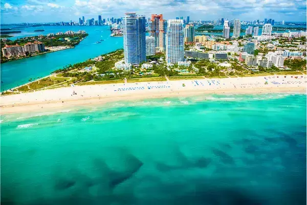 Faixa de areia de Biscayne Bay, em South Beach, Miami Beach