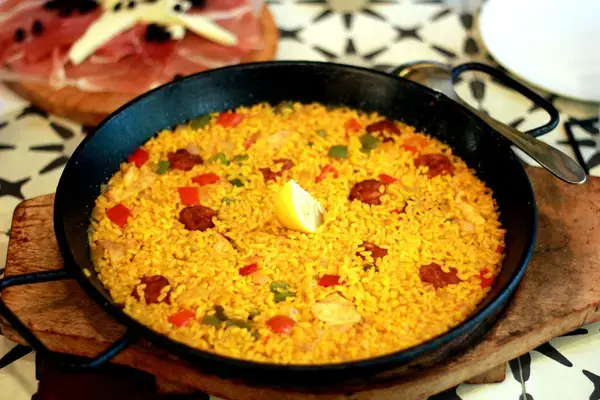 comida na cor amarela em cima da mesa