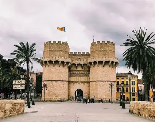 Um prédio grande com duas torres e um bandeira pendurada no alto